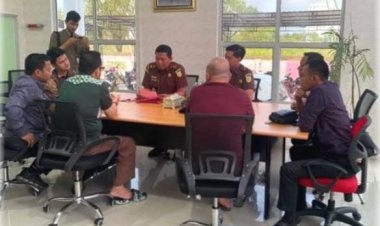 KORUPSI BERJAMAAH DPRD ROHIL “Penyidik Polda Riau Serahkan Tersangka dan BB Ke Jaksa Rohil”