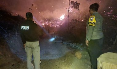 TNI-Polri Bersama Perhutani dan Warga Tajur Bahu-Membahu Padamkan Kebakaran Hutan