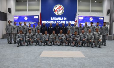 Dua Hari Menjabat, Kepala Bakamla RI Melepas Personel Latihan ke Korea Selatan
