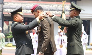 Jenderal TNI Dr. Dudung Abdurachman Anugerahkan Bintang Kartika Eka Paksi Utama Kepada Kasad Singapura