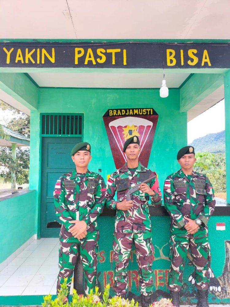 Sukarela,Warga Perbatasan Kembali Serahkan Senjata Api Jenis Pistol Bowman Patah Kepada Satgas Pamtas RI - Malaysia Yonarmed 10/ Bradjamusti