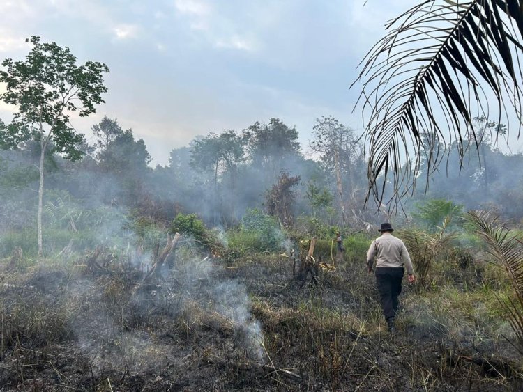 KRYD Mitigasi Karhutbunlah Polsek Bayung Lincir Bergerak Cepat Padam Api Dan Amankan Pelaku