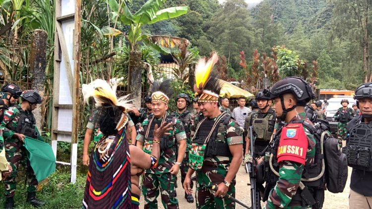 Beri Dukungan Moril Prajurit, Pangdam XII/Tpr Masuk Wilayah Zona Merah di Papua Tengah