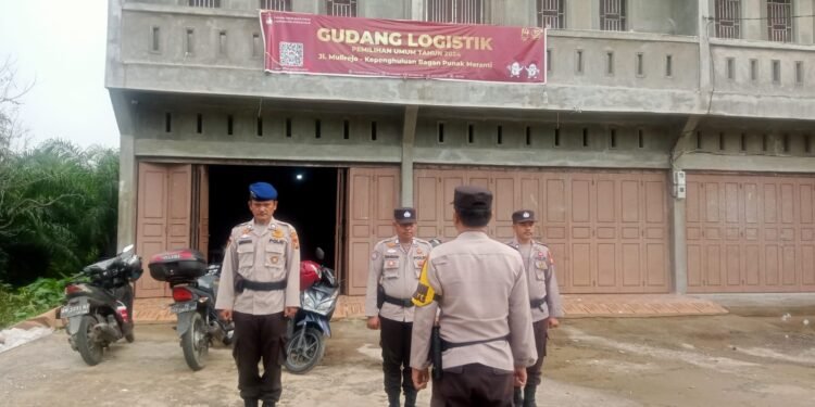 Pastikan Logistik Pemilu 2024 Aman, Polsek Bangko Lakukan Penjagaan