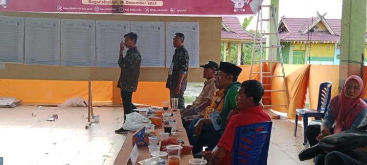 KPU Rohil Undang 150 Masyarakat Mengikuti Simulasi Pemilihan Pemungutan Suara di TPS 14 Bagan Barat