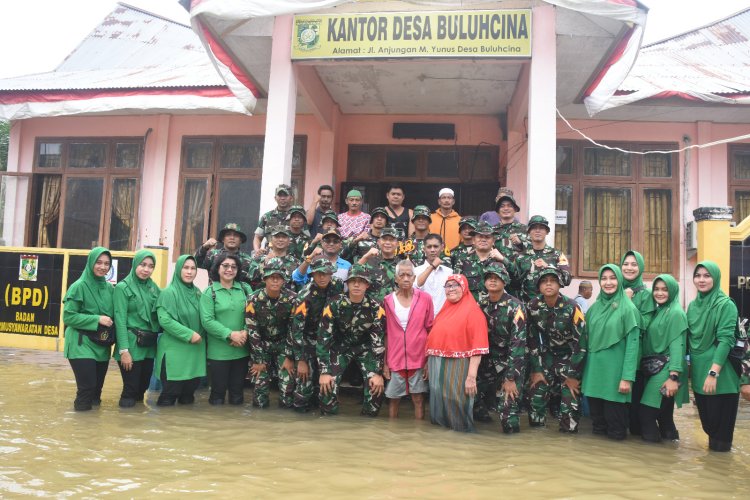 Taruna Akmil 2023 Ikut Atasi Kesulitan Korban Banjir di Kampar, Bersama Danrem 031/WB