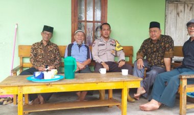 "Bripka Atprizon Bhabin Kamtibmas Desa Tunggal Rahayu Jaya Door to Door Memberikan Sosialisasi Pemilu Damai 2024 dalam Giat Colling System."