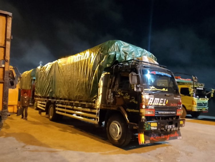 Bea Cukai Menerima Barang Bukti Berupa 3 Truk Puso Berisi Pakaian Bekas Dari Satrol TNI AL Lantamal XII Pontianak