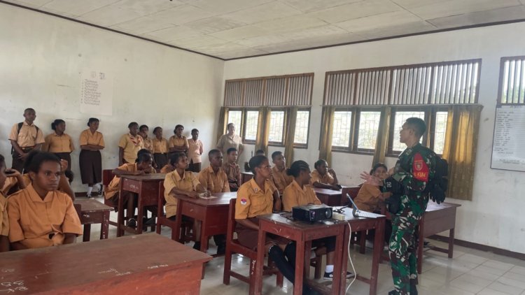 Pakum Satgas Yonif 623/BWU Memberikan Pembekalan Wawasan Kebangsaan untuk Menciptakan Masa Depan Papua yang Hebat kepada Siswa-siswi SMA