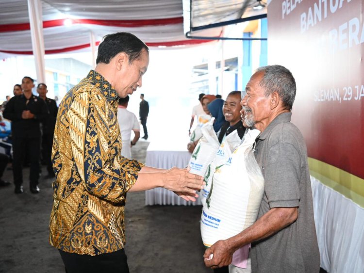 Bagikan Bantuan Pangan: Presiden Mengatasi Krisis Pangan Global dengan Harga Beras yang Meningkat