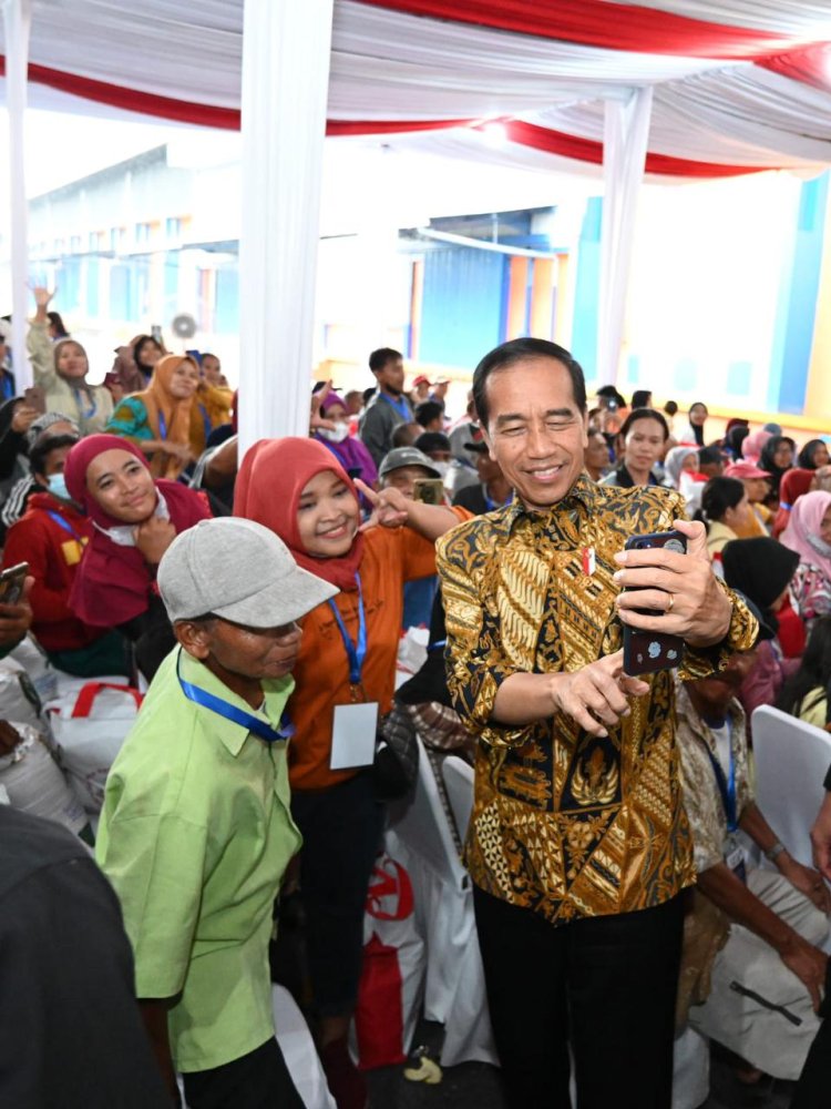 Bagikan Bantuan Pangan: Presiden Mengatasi Krisis Pangan Global dengan Harga Beras yang Meningkat