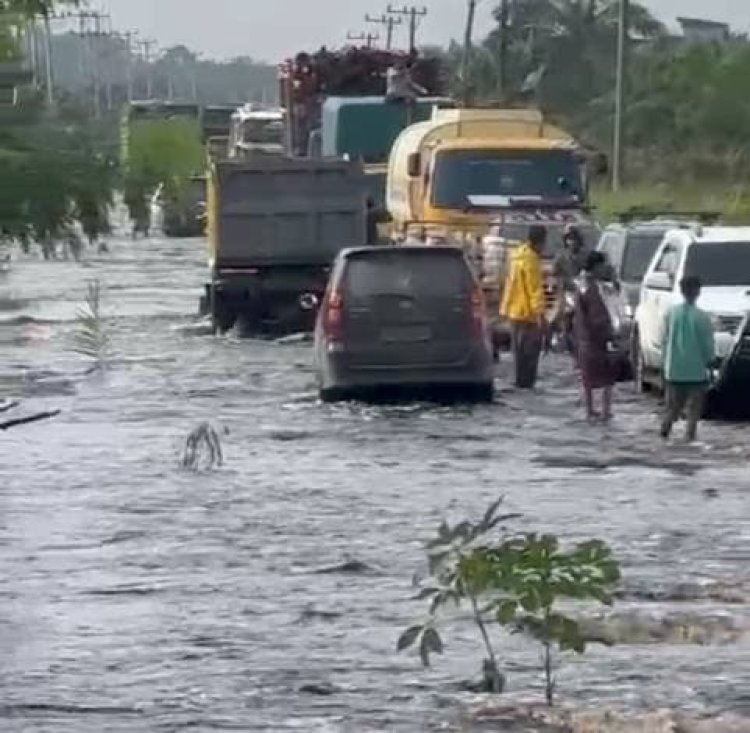"Update: Jalan Lintas Pelalawan Pekanbaru Masih Terendam Banjir, Kendaraan Kecil Tetap Terkendala"