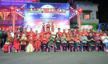 Dihadiri 18 Peserta, Bupati Rohil Lepas Pawai Lampion Malam Cap Go Meh