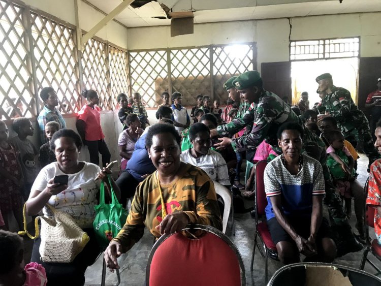 Aksi Minggu Berbagi: Satgas Yonif 125/SMB Salurkan Bingkisan Kasih di Distrik Venaha