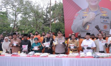 Pj Wali Kota Pekanbaru Ikut Serta dalam Pemusnahan Ribuan Botol Miras dan Narkoba Menjelang Ramadhan