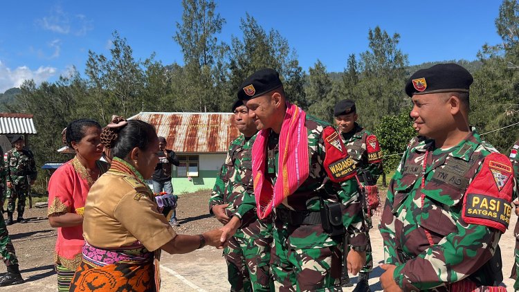 Satgas Yonkav 6/Naga Karimata Resmikan Hasil Renovasi Kantor Desa