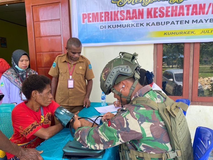 Satgas Yonif 762/VYS dan Dharma Wanita Persatuan Kabupaten Maybrat Gelar Pengobatan Massal