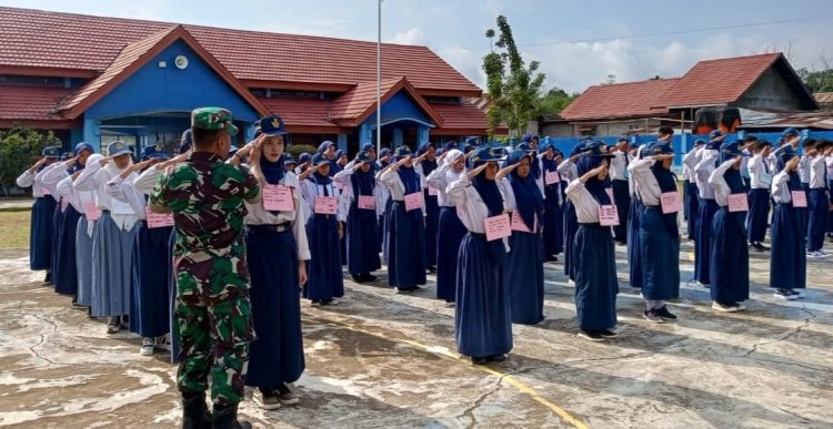 Babinsa Berikan Materi PBB untuk Meningkatkan Disiplin Siswa Baru di SMAN 2 Koba