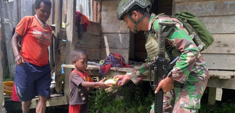 Anak-Anak Kampung Amisiga Sambut Patroli Satgas Yonif 509 Kostrad dengan Senyum