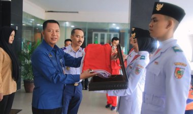 Sekdako Pekanbaru Terima Duplikat Bendera Pusaka Merah Putih untuk HUT RI