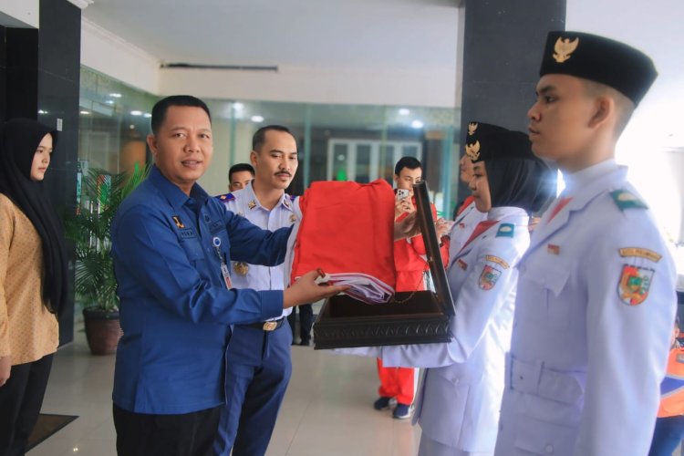Sekdako Pekanbaru Terima Duplikat Bendera Pusaka Merah Putih untuk HUT RI