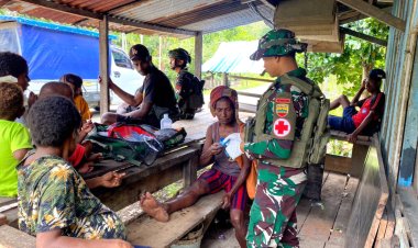 Demam dan Menggigil, Ibu Novi Bersama Anak-Anaknya Datangi TK Gome Satgas Yonif 323 untuk Pengobatan