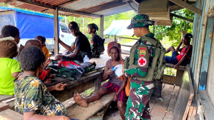 Demam dan Menggigil, Ibu Novi Bersama Anak-Anaknya Datangi TK Gome Satgas Yonif 323 untuk Pengobatan