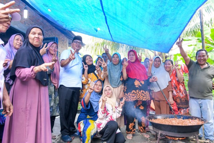 Berkunjung ke Hamparan Perak, dr. Asri Ludin Tambunan Ziarah dan Makan Bersama Masyarakat