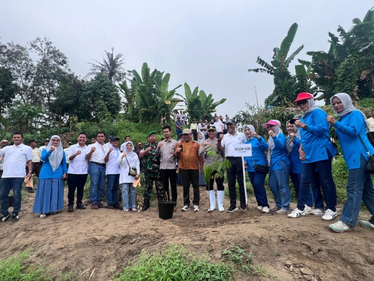 PTPN I Regional 1 Tanam 300 Bibit Pohon di Bantaran Sungai Blumai untuk Cegah Banjir