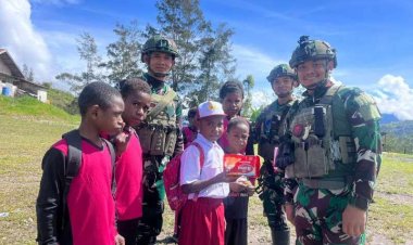 Keceriaan Anak Papua Bersama Prajurit TNI
