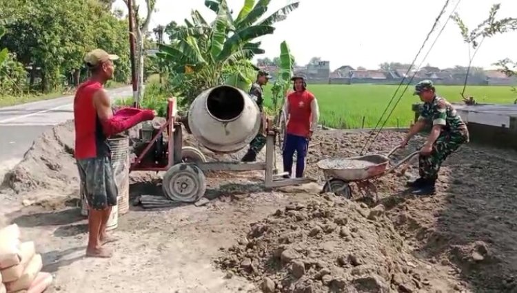 Babinsa Gotong Royong Perbaiki Bahu Jalan demi Keamanan dan Kelancaran Lalu Lintas di Plumbungan