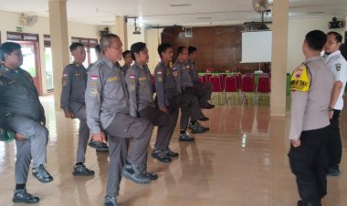 Babinsa Joyotakan Latih PBB Linmas Tingkatkan Disiplin