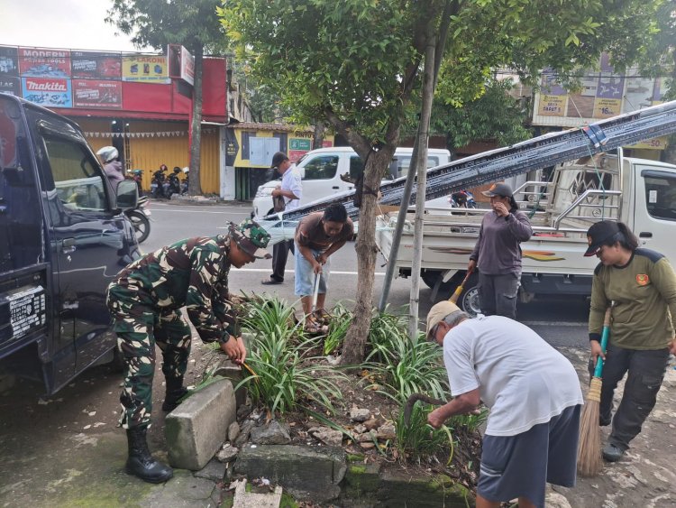 Babinsa Danukusuman dan Warga Gotong Royong Bersihkan Lingkungan