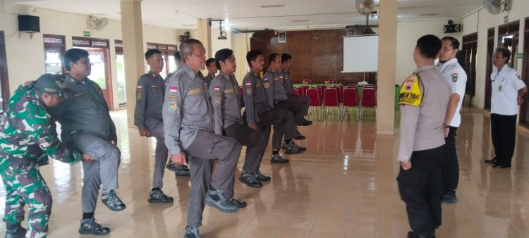 Babinsa Joyotakan Latih PBB Linmas Tingkatkan Disiplin