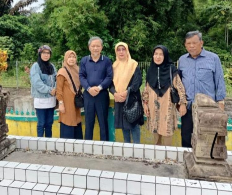 Ziarah Keturunan Sultan Indragiri ke Makam Leluhur