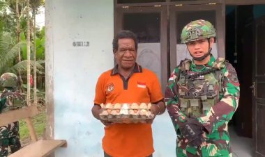 TNI Yonif 642 Bagikan Sembako di Kampung Naikere Papua Barat