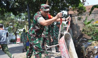 Dansatgas TMMD Surakarta Tinjau Pembangunan Saluran Air Bersama Warga