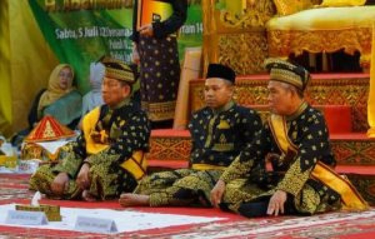 Gubernur Abdul Wahid Dianugerahi Gelar Adat Datuk Seri Setia Amanah