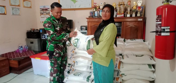 Babinsa Kemusu Kawal Bantuan Beras untuk Warga Kedungmulyo