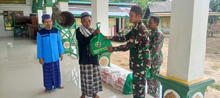TMMD Rohil: TNI dan Warga Gelar Jumat Berkah di Pekaitan