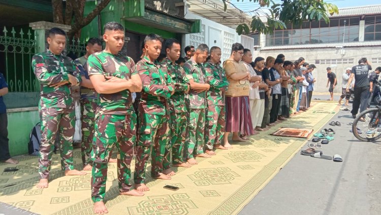 Satgas TMMD Kodim Surakarta Sholat Jumat Bareng Warga Karangasem