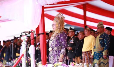 Bupati Siak Kenakan Pakaian Adat Melayu saat Pimpin Upacara HUT RI ke-80