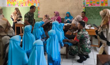 Babinsa Jumarno Dampingi BIAS 2025 di Sragen, Dukung Kesehatan Anak Sekolah