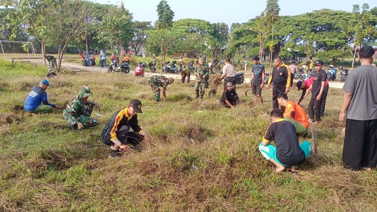 Gotong Royong TNI-Warga Gemolong Bersihkan Lapangan Sambut HUT RI ke-80