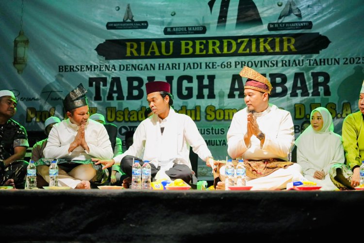 UAS Pimpin Riau Berzikir di HUT ke-68, Ribuan Warga Padati Talang Mulya