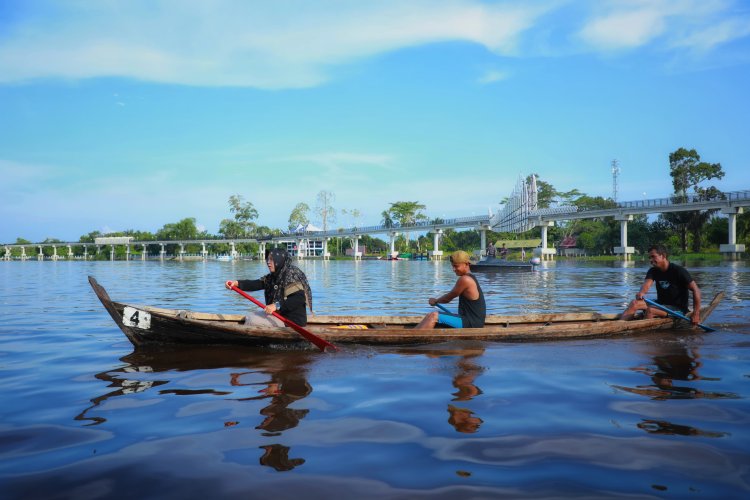 Bupati Afni Tutup Lomba Dayung Tradisional HUT RI ke-80 di Sungai Siak