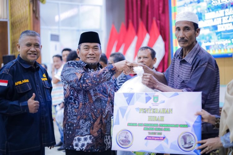 Wawako Dumai Serahkan Hibah Nelayan 2025, Dorong Produktivitas dan Kesejahteraan