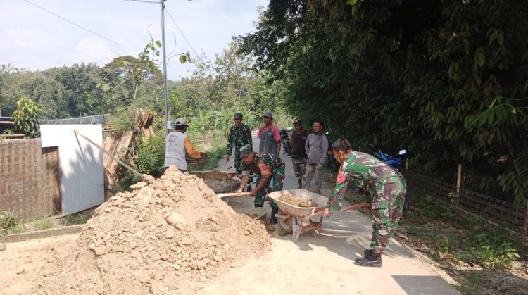 Babinsa Srawung Bantu Warga Timbun Jalan Desa Sragen