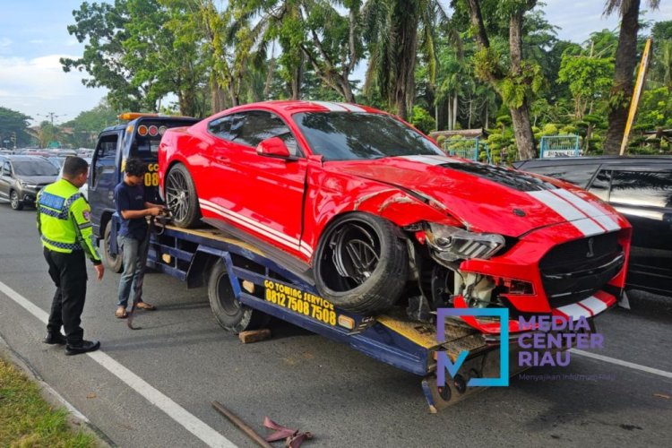 Ford Mustang Tabrak Pohon di Sudirman Pekanbaru, Pengemudi Luka