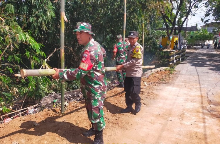 Babinsa dan Warga Gondang Gelar Kerja Bakti Bersihkan Lingkungan